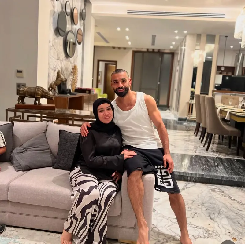 نجم ليفربول محمد صلاح مع شقيقته رباب