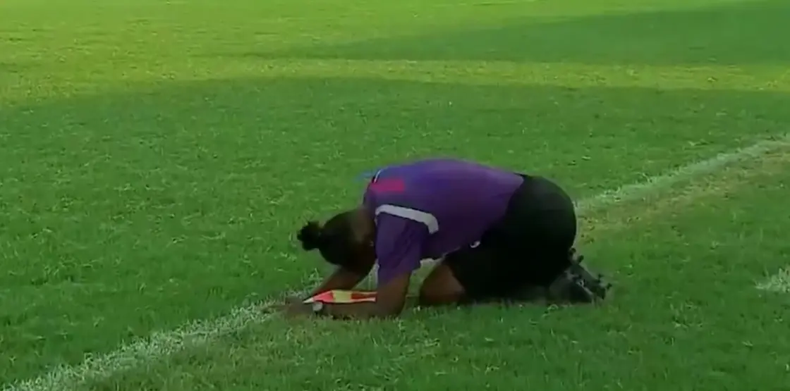 لاعب على الأرض وقت الحادث