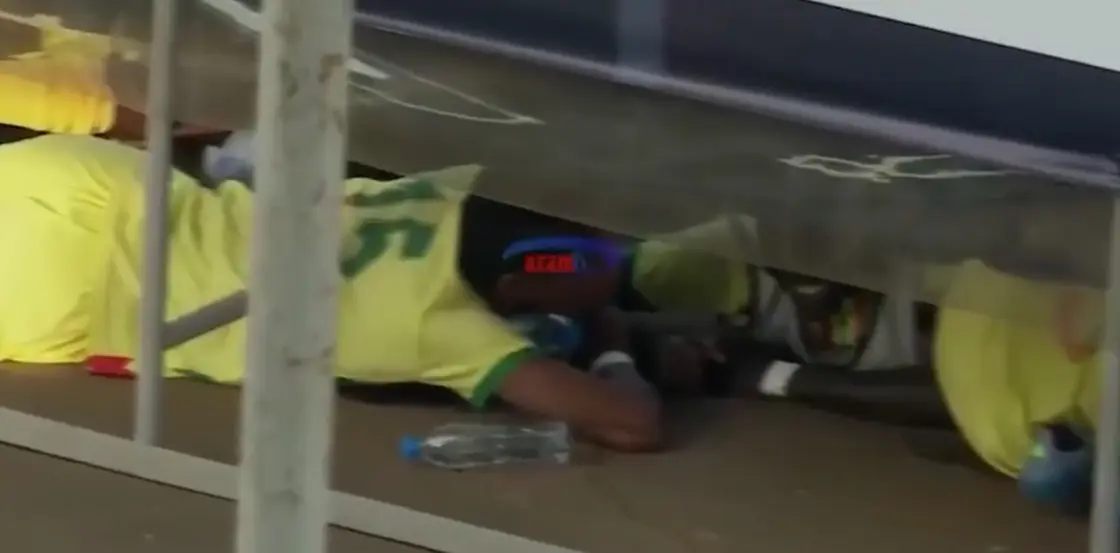 اللاعبون على الأرض وقت الحادث