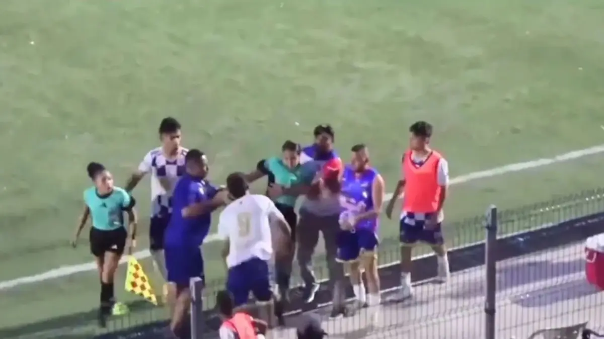 &nbsp;لاعب يصفع حكمة