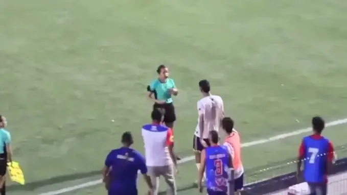 &nbsp;لاعب يصفع حكمة